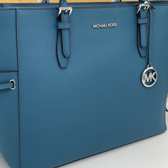 MICHAEL KORS
Gilly Large Saffiano Leather Tote Bag
TEAL COLOR - Picture 13 of 16
